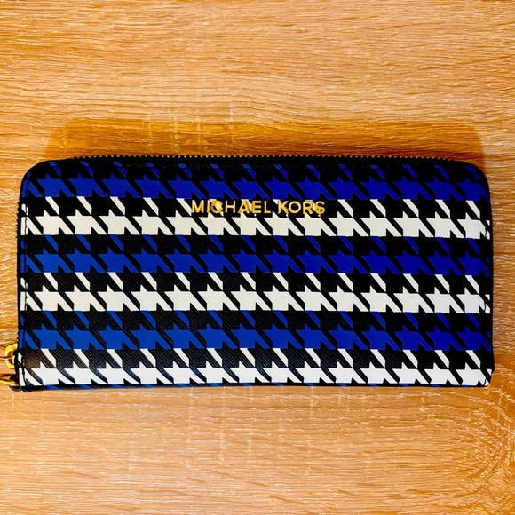 Michael Kors Handbags - Michael Kors Houndstooth Wallet NWOT 🔥